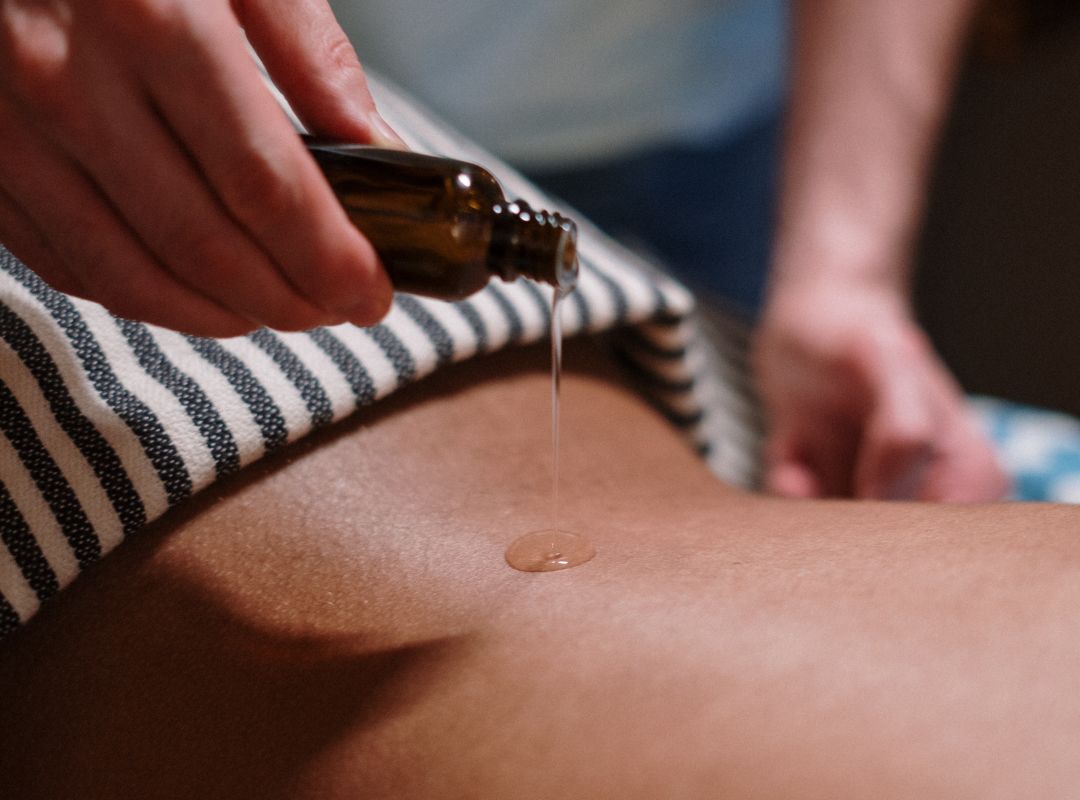 using aroma oil for aromatherapy massage at home